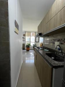 una cocina con fregadero y encimera en Amanecer llanero, en Villavicencio