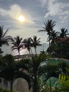 Una vista de un resort con palmeras y el océano. en Friendly Resort, en Haad Rin 17 fotos más
