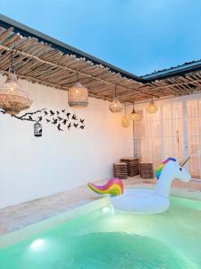 ein Pool mit einem Einhorn, das im Wasser schwimmt in der Unterkunft Sakha Villa Jogja With Privatepool in Jetis