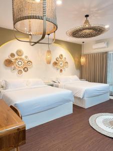 ein Schlafzimmer mit zwei Betten und einem Kronleuchter in der Unterkunft Sakha Villa Jogja With Privatepool in Jetis + 1 Foto