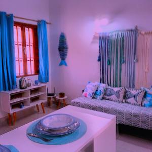 a living room with a couch and a table at Buzios tu refugio ideal in Búzios