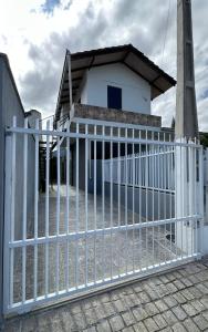 a white fence in front of a house at LOFT Completo - próximo ao Centro com Ar Condicionado in Joinville +18 photos