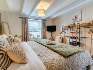 una camera da letto con un letto grande e una finestra di Percy's Cottage a Castleton Altre 9 foto