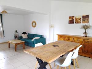 Khu vực ghế ngồi tại Appartement avec jardinet dans mas équestre