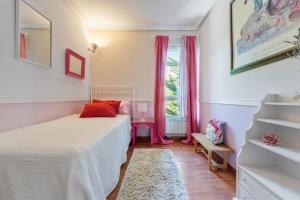 ein kleines Schlafzimmer mit einem Bett und einem Fenster in der Unterkunft Relax en la naturaleza a solo 45 min de Madrid in Collado Mediano + 60 Fotos