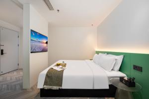 Un dormitorio con una gran cama blanca y una mesa. en Fanbo Jingcheng Hotel (Hongyadong Branch, Jiefangbei Pedestrian Street, Chongqing), en Nan'an 17 fotos más