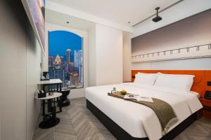 Una habitación de hotel con una cama grande y una ventana. en Fanbo Jingcheng Hotel (Hongyadong Branch, Jiefangbei Pedestrian Street, Chongqing), en Nan'an