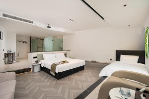 a hotel room with two beds and a couch at Fanbo Jingcheng Hotel (Hongyadong Branch, Jiefangbei Pedestrian Street, Chongqing) in Nan'an +17 photos
