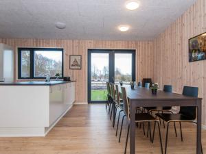 Una cocina y un comedor con mesa y sillas. en 16 person holiday home in Glesborg, en Glesborg 26 fotos más