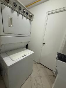 a kitchen with a white stove and a refrigerator at Hermoso apartamento en Calle 50 Panama in Panama City