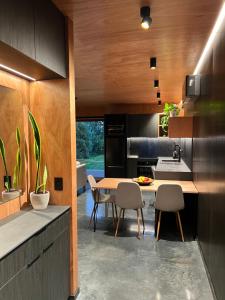 ครัวหรือมุมครัวของ Luxury Rural Retreat with Carport and Fast Wi-Fi +16 ภาพ