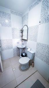 a bathroom with a toilet and a sink at Departamento céntrico y acogedor en la hermosa ciudad de Cochabamba 1 in Cochabamba