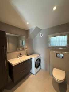 un bagno con lavatrice e lavatrice di 2-Bedroom Apartment a Haugesund