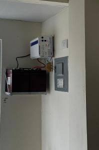 una habitación con una máquina en una pared en El hogar ideal para tu estancia, en Santo Domingo