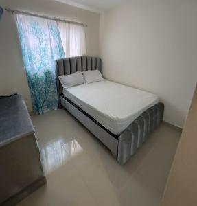 Una cama pequeña en una habitación con ventana. en El hogar ideal para tu estancia, en Santo Domingo