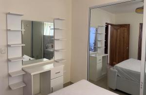 baño con espejo, lavabo y cama en El hogar ideal para tu estancia, en Santo Domingo 11 fotos más