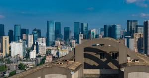 成都市にあるChengdu Kuanzhai Yuntu Serviced Apartmentの橋から市街のスカイラインを望む