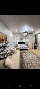 1 dormitorio con cama y alfombra grande en Квартира на Тимирязева 58 Luxury Central, en Almaty