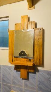 een houten doos aan de muur van een kamer bij Cabañas Cordillera in Puerto Cisnes