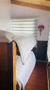 twee stapelbedden in een kamer met een raam bij Cabañas Cordillera in Puerto Cisnes