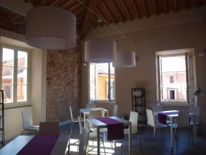 Reštaurácia alebo iné gastronomické zariadenie v ubytovaní Ostello Palazzo Nizza