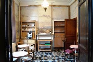 a kitchen with tables and chairs in a room at De Oude Pastorij in Maarkedal