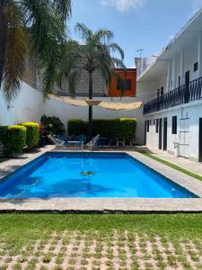 a swimming pool in the backyard of a house at Casa Tizoc Hospedaje in Jiutepec