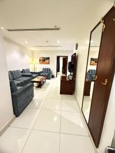 una sala de estar con un sofá y una mesa en فندق عنيزة الحديث, en Unaizah