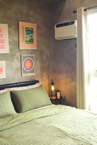 - une chambre avec un lit et la climatisation dans l'établissement Studio in Twin Lakes Tagaytay, à Laurel