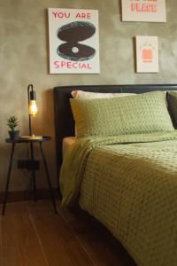 une chambre avec un lit et une table de chevet avec une lampe dans l'établissement Studio in Twin Lakes Tagaytay, à Laurel