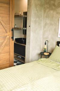 une chambre avec un lit et une salle de bain avec un lavabo dans l'établissement Studio in Twin Lakes Tagaytay, à Laurel