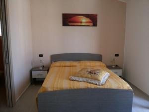 サンタ・マリーア・デル・チェドロにあるArcobaleno Magicoのベッドルーム1室(毛布付きのベッド1台付)