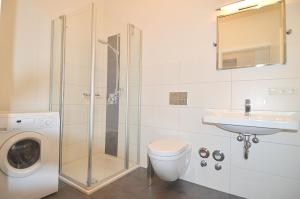 ein Bad mit einem WC, einem Waschbecken und einer Dusche in der Unterkunft Wohnen am Kulturspeicher mit eigenem Parkplatz in Würzburg