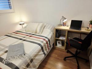 Ένα ή περισσότερα κρεβάτια σε δωμάτιο στο Semi-Private Townhouse - 3 Bedrooms - 4 beds - Free Parking, Wifi, Netflix