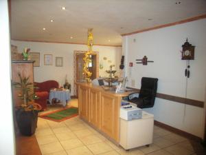 a living room with a kitchen with a counter in it at Landgasthof-Hotel-Rössle in Oberprechtal