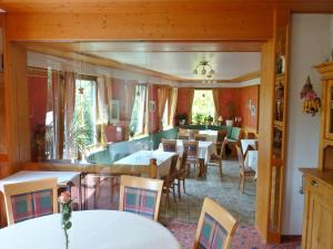 מסעדה או מקום אחר לאכול בו ב-Landgasthof-Hotel-Rössle