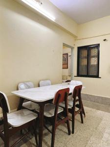 ein Esszimmer mit Tisch und Stühlen in der Unterkunft Esha's Homely stay in Indāpur
