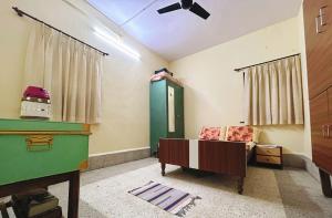 ein Wohnzimmer mit einem Bett und einem Fenster in der Unterkunft Esha's Homely stay in Indāpur + 3 Fotos