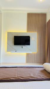 Televisyen dan/atau pusat hiburan di Sunrise Hill Apartment
