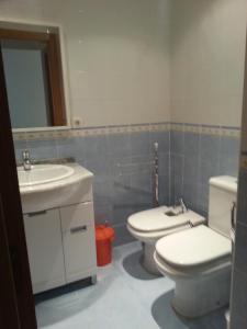 モンコファにあるRealRent La Antillaのバスルーム(洗面台、トイレ、鏡付)