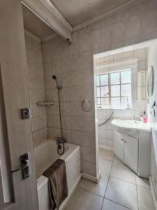 un bagno con vasca e lavandino di Yakhe self-catering Cozy styled 1 bedroomed a Edenvale
