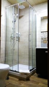 una ducha con puerta de cristal en un baño en Happy House, en Faro 55 fotos más