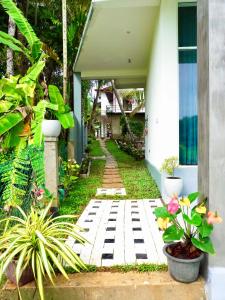 ミディガマ・イーストにあるSun moon villa IIの横に植物がある家 +19枚の写真