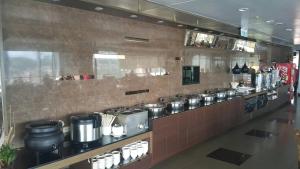 Kuchyň nebo kuchyňský kout v ubytování Aloha Hotel