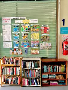 アオナンビーチにあるJ ホテルの2つの棚の本がある図書館 +15枚の写真