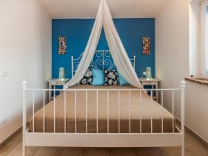 sypialnia z łóżkiem z niebieską ścianą w obiekcie Casa Maresol 6 w mieście Sperlonga