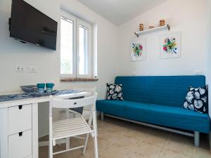 salon z niebieską kanapą i stołem w obiekcie Casa Maresol 6 w mieście Sperlonga