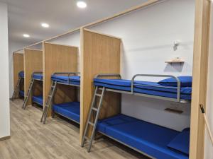 RibadumiaにあるAlbergue Camino Espiritualのドミトリールームの二段ベッドの列