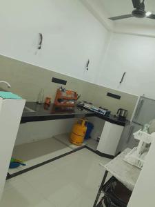 Η κουζίνα ή μικρή κουζίνα στο Roshan Villa