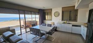 エイラットにあるLuxury apartment with jacuzziのビーチの景色を望むキッチン&ダイニングルーム